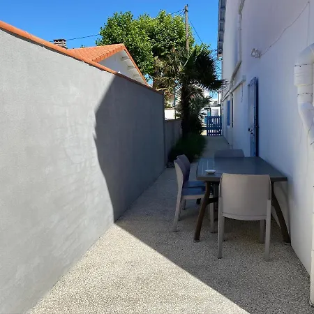 Centre Grand T2** Avec Cour 100mplage דירה